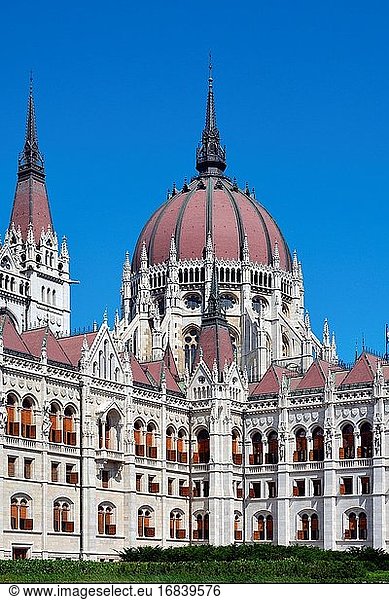 Ungarisches Parlamentsgebäude am Ufer der Donau in Budapest - Ungarn.