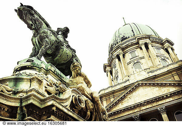 Ungarn  Budapest  Budaer Burg und equeatrische Skulptur