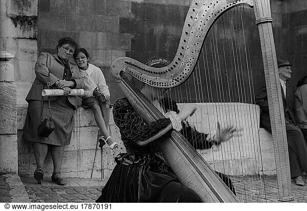 Ungarn  Budapest  09. 09. 1986  Harfespielerin auf der Burg in Budapest  Europa