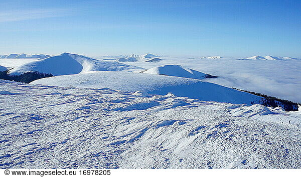 unglaublich atemberaubende Aussicht auf die schneebedeckten Berge im Winter