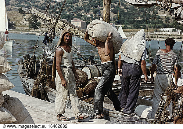 Unloading a sailing boat