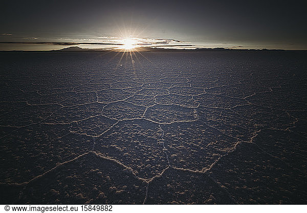 Unregelmäßige Salzstrukturen bei Sonnenaufgang
