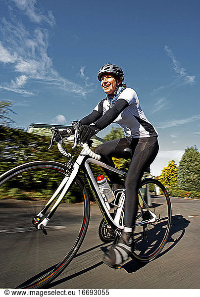 Unscharfe Aufnahme einer Radfahrerin im britischen Lake District