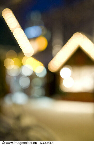 Unscharfe Lichter auf dem Weihnachtsmarkt