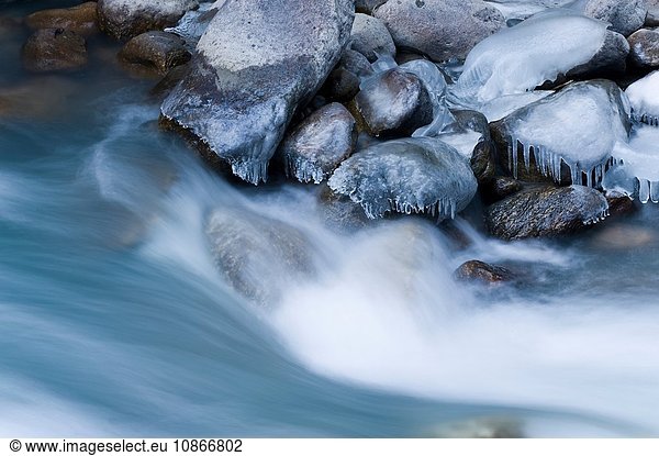 Unscharfe Sicht auf felsigen gefrorenen Fluss