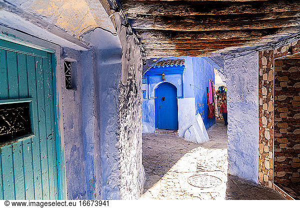 Unterführung durch die blaue Stadt Chefchaouen  Marokko
