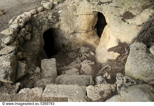 Unterirdische Grabkammern  prähistorische Anlage Torralba d'en Salort  Menorca  Balearen  Spanien  Europa