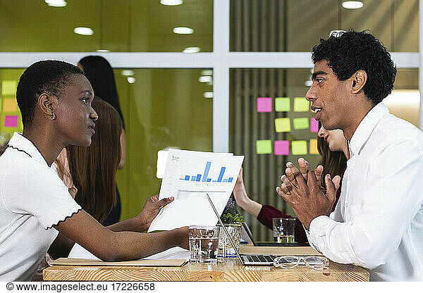 Unternehmer besprechen in einer Sitzung ihren Geschäftsplan