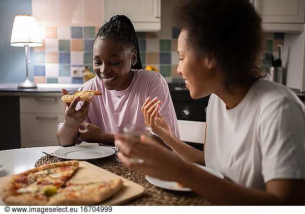 Unterschiedliche Frauen essen Pizza