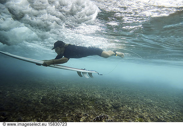 Unterwasser-Ansicht eines Surfers
