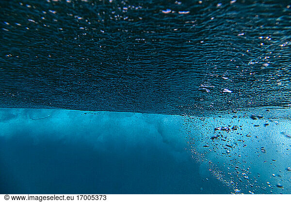 Unterwasseransicht der aufsteigenden Blasen