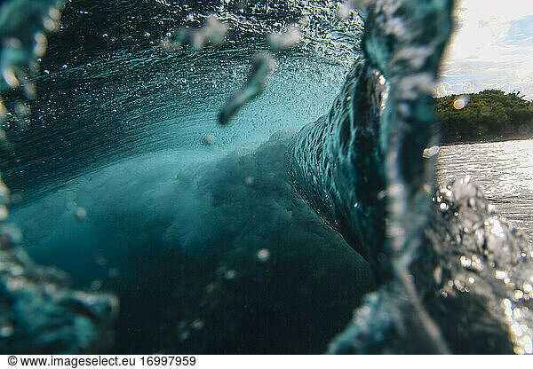 Unterwasseransicht einer plätschernden Meereswelle