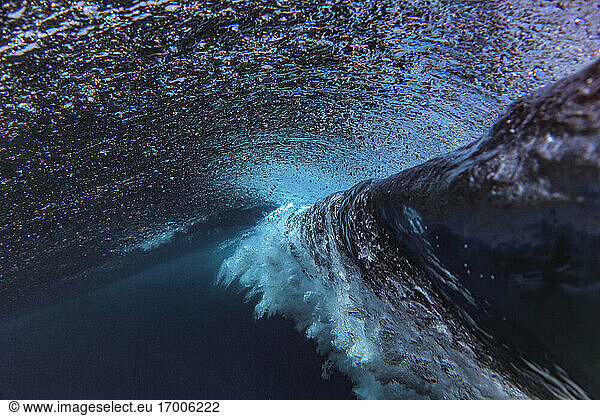 Unterwasseransicht einer plätschernden Meereswelle