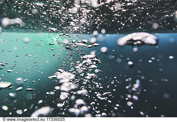 Unterwasseransicht von schwimmenden Blasen