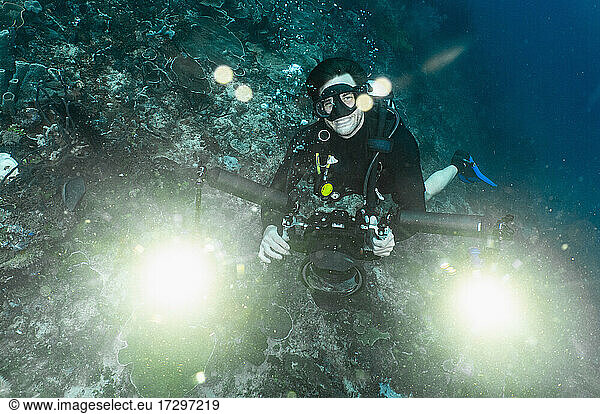 Unterwasserfotograf mit Blick in die Kamera in Raja Ampat
