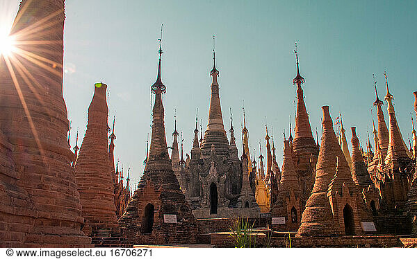 Uralter Ort mit Hunderten von Stupas