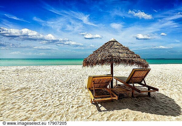 Urlaub Urlaub Hintergrundbild  zwei Strand Liegestühle unter Zelt am Strand