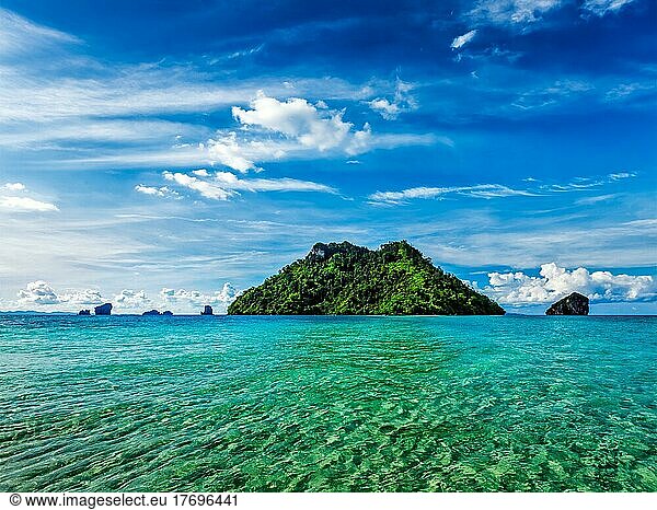 Urlaub Urlaub Konzept Hintergrund  tropische Insel und Long-Tail-Boot im Meer. Thailand