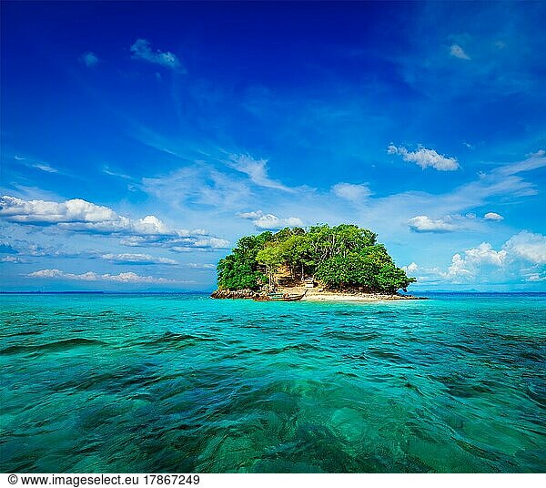 Urlaub Urlaub Konzept Hintergrund  tropische Insel und Long-Tail-Boot im Meer. Thailand