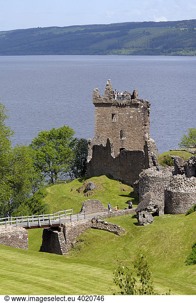 Urquhart Castle  berühmte Burgruine am Loch Ness  Schottland  Großbritannien  Europa