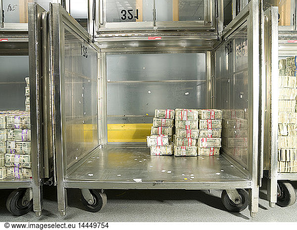 US-Dollar-Scheine in einem Bankwagen im Tresorraum der US Federal Reserve Bank of Chicago.