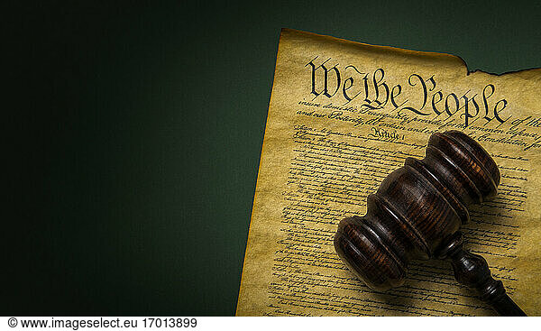 US-Verfassung mit Hammer