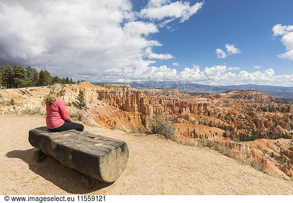 USA, Utah, Bryce Canyon National Park, Tourist beim Betrachten von Hoodoos im Amphitheater am Rim Trail