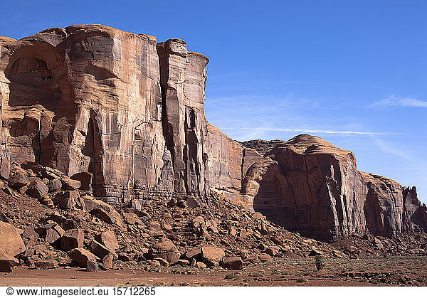 USA  Arizona  Braune Felswand im Monument Valley