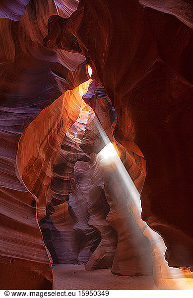 USA  Arizona  Sonnenstrahl beleuchtet das Innere des Antelope Canyon