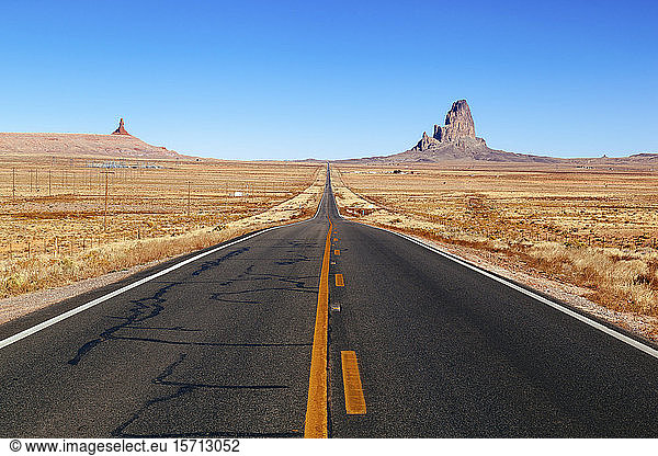 USA  Arizona  Straße im Monument Valley