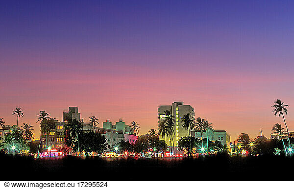 USA  Florida  Miami Beach  South Beach  Beleuchtete Stadtsilhouette bei Sonnenuntergang