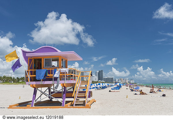 USA  Florida  Miami  Miami Beach  South Beach  Rettungsschwimmerhäuschen und Strandleben am Miami South Beach