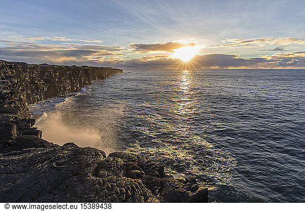USA  Hawaii  Big Island  Volcanoes National Park  Pazifischer Ozean  Lavaküste bei Sonnenaufgang