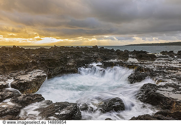 USA  Hawaii  Kauai  Pazifischer Ozean  Nordküste  Blowhole  Sinkhole bei Sonnenuntergang