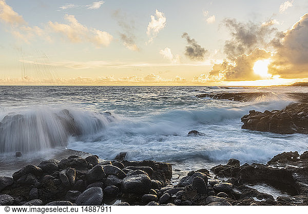 USA  Hawaii  Kauai  Pazifischer Ozean  Südküste  Kukuiula-Bucht bei Sonnenuntergang
