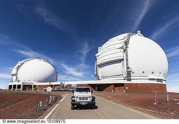 USA  Hawaii  Mauna Kea volcano  off road vehicle in front of telescopes at Mauna Kea Observatories