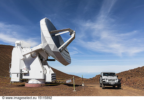 USA  Hawaii  Mauna Kea volcano  telescope and off road vehicle at Mauna Kea Observatories