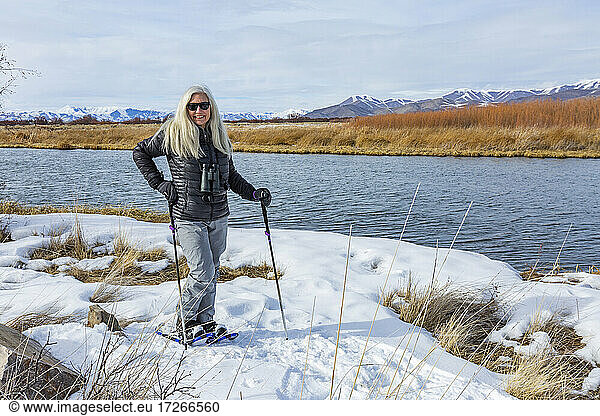 USA  Idaho  Bellevue  Seniorin beim Schneeschuhwandern im Silver Creek Preserve