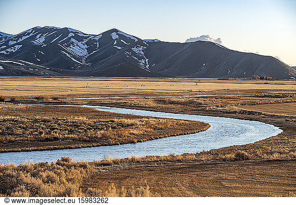 USA  Idaho  Picabo  Landschaft mit Silver Creek-Feldern und Gebirge
