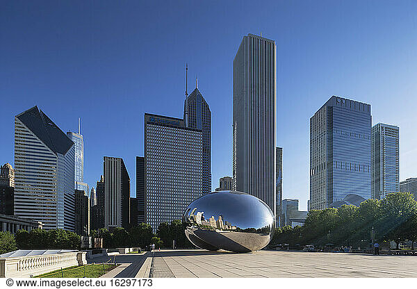 USA  Illinois  Chicago  Blick auf Cloud Gate am AT and T Plaza im Millennium Park und Wolkenkratzer im Hintergrund