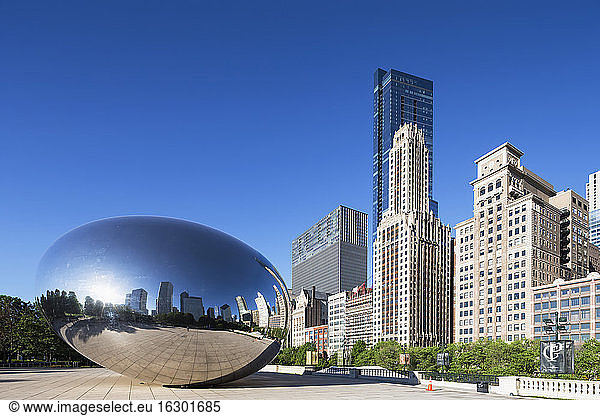 USA  Illinois  Chicago  Blick auf Cloud Gate am AT and T Plaza im Millennium Park und Wolkenkratzer im Hintergrund