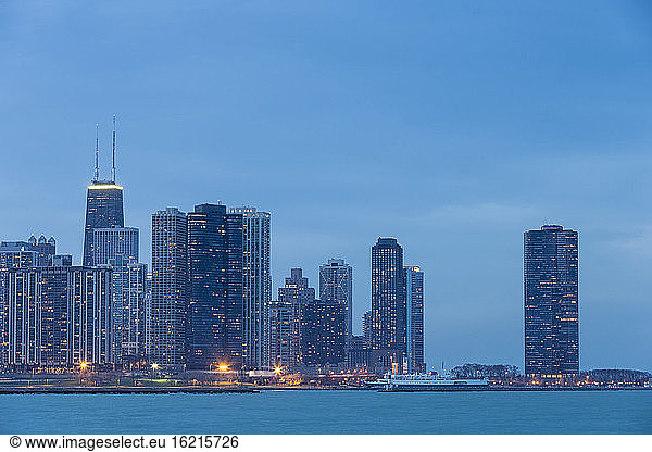 USA  Illinois  Chicago  Blick auf die Skyline und den Navy-Pier am Michigansee