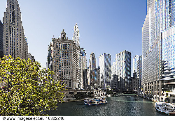 USA  Illinois  Chicago  Chicago River  Trump Tower and Wyndham Grand Chicago Riverfront