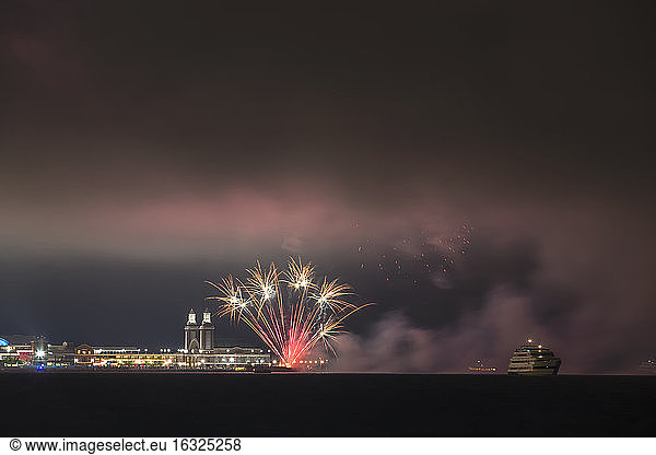 USA  Illinois  Chicago  Feuerwerk am Navy Pier am Michigansee