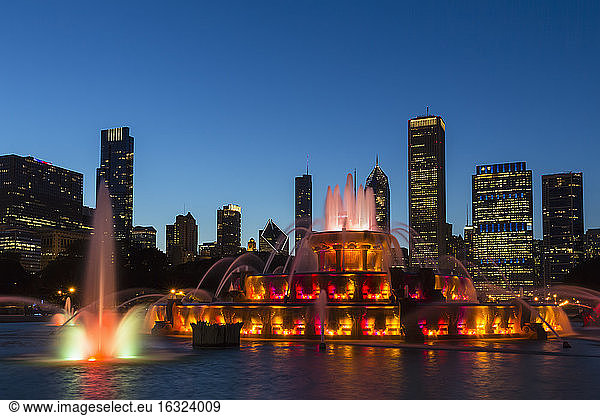 USA  Illinois  Chicago  Millennium Park with Buckingham Fountain in the evening