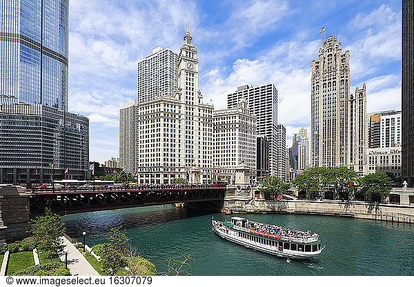 USA  Illinois  Chicago  Tourboat on Chicago River