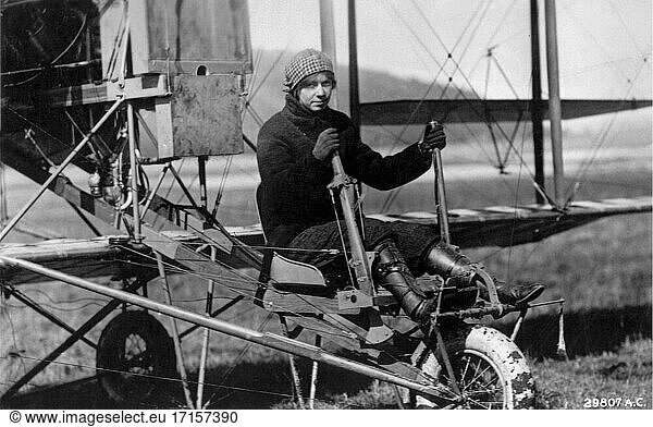 USA -- 30. Juni 1917 -- Ruth Bancroft Law (Oliver) (1887-1970) wird am 30. Juni 1917 die erste Pilotin der US-Armee  die sich freiwillig meldet. Ruth Law hatte eine der längsten und schillerndsten Karrieren der frühen Fliegerinnen. USAF Foto (Freigegeben) -- Bild von H M Benner / Lightroom Photos / USAF.