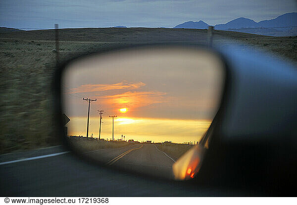 USA  Kalifornien  Blick in den Rückspiegel auf der Green Valley Road bei Sonnenuntergang