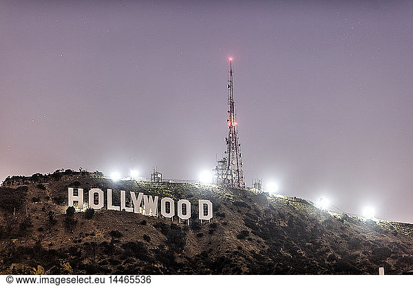 USA  Kalifornien  Los Angeles  Hollywood-Schild in den Bergen bei Nacht