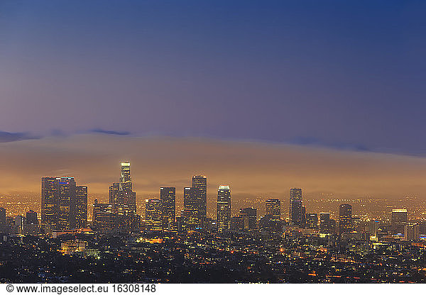 USA  Kalifornien  Los Angeles  Skyline am Abend
